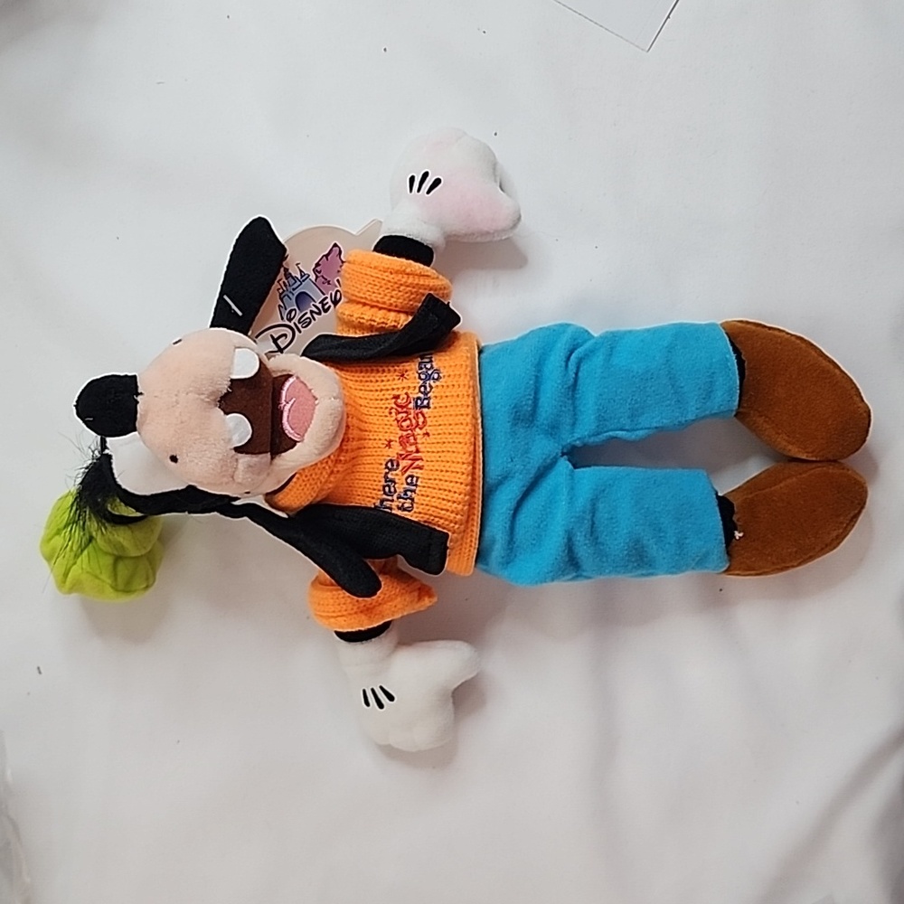 Vintage NWT Disney Where the Magic Begins Goofy Plush Beanie